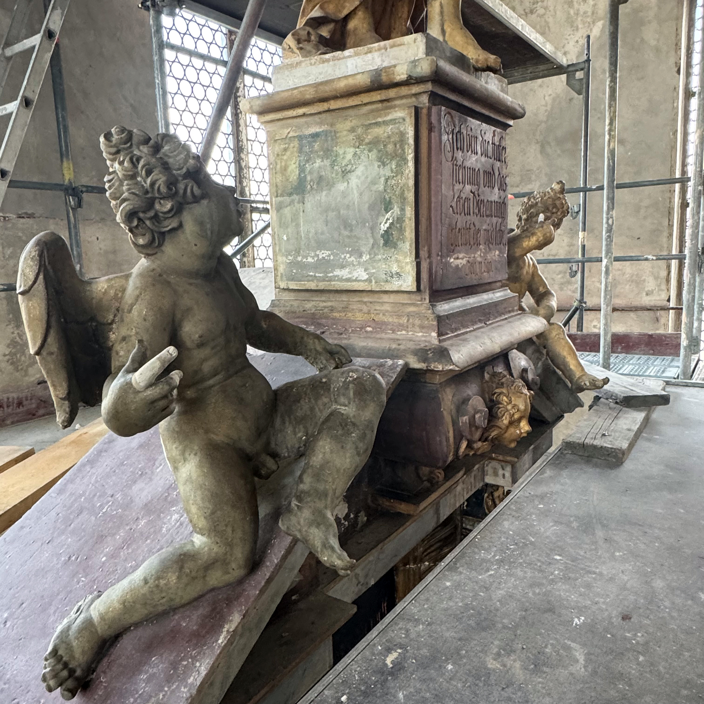 Erste Skulpturen des Altars zurückgekehrt